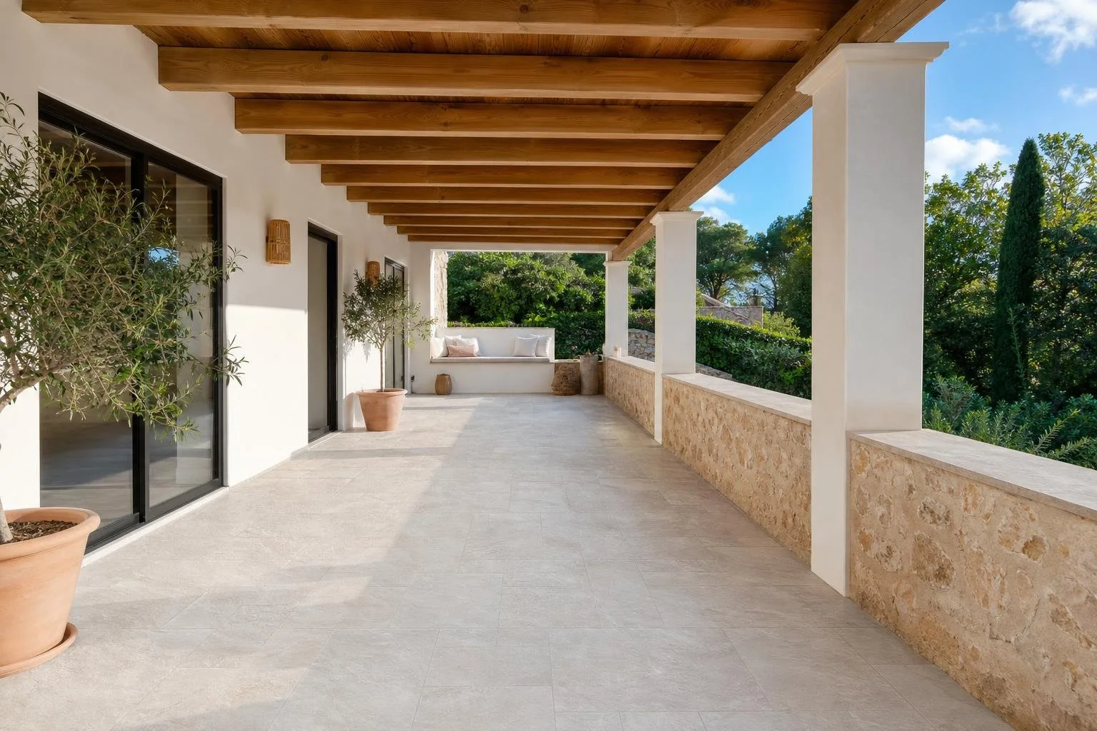 Terraza de una casa reformada con suelo nuevo y pérgola de madera