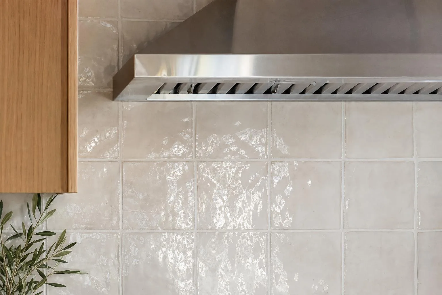 Detalle de alicatado de cocina junto a la campana extractora